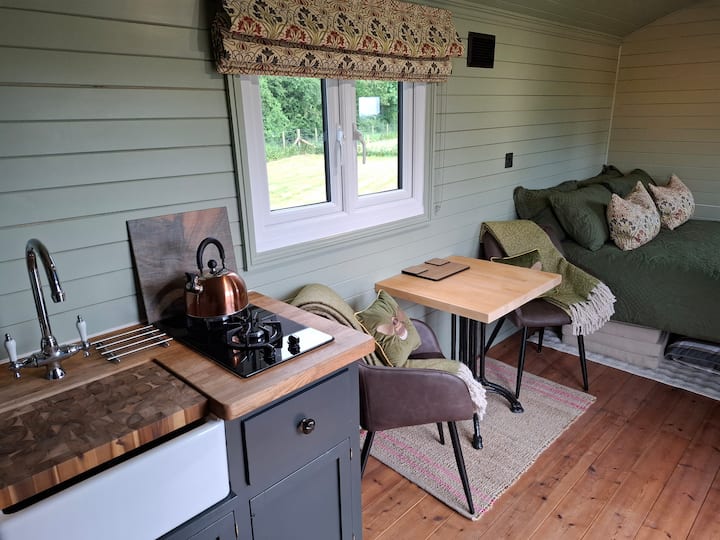 Shepherds Hut & Farm Views, & Even Byo Horse! - United Kingdom