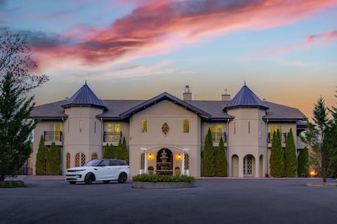 Graycliff Retreat: 11BR Estate. Game Room+Hot tub.