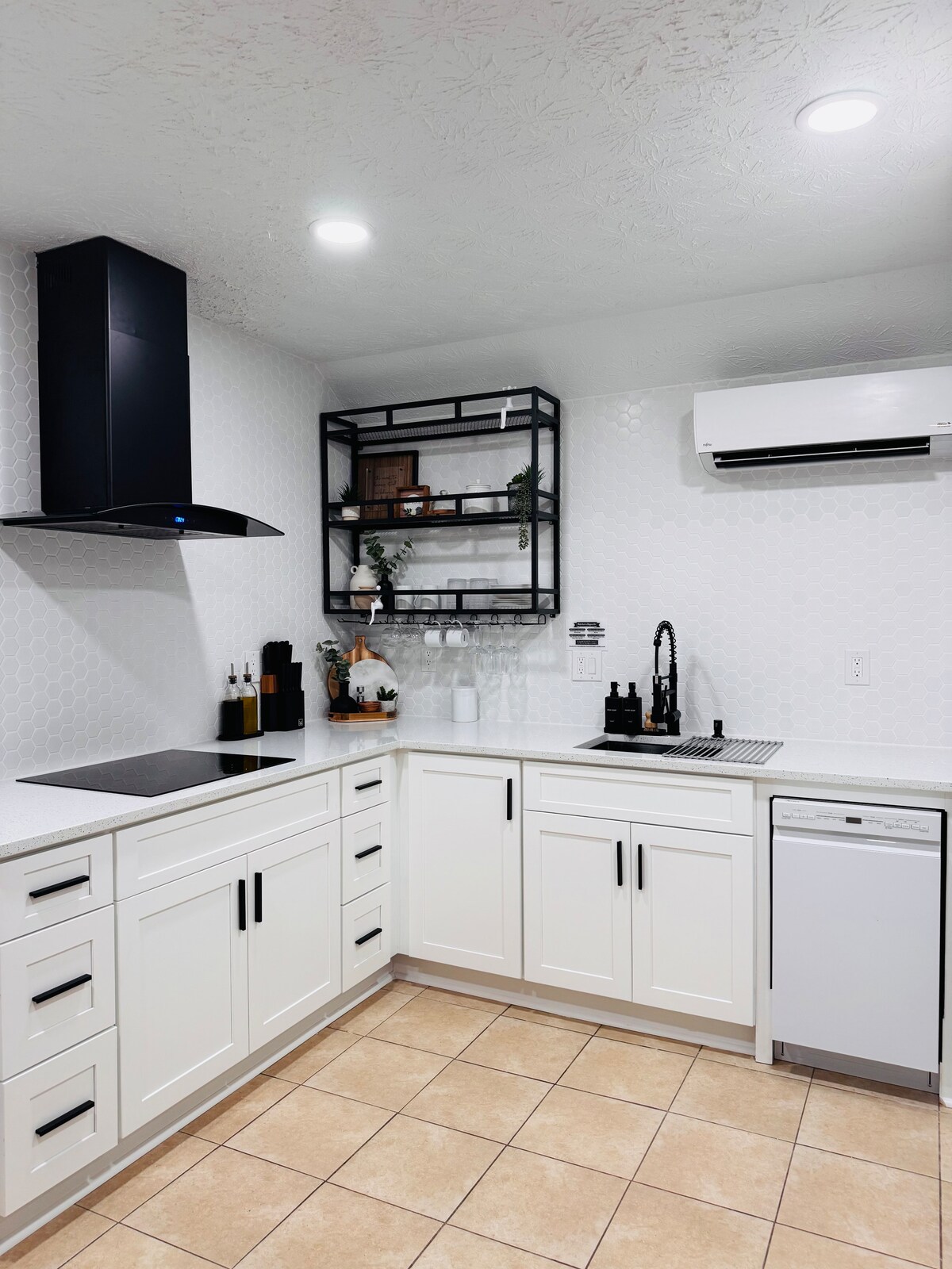 Modern Lawrenceville Stay Near Downtown - Parking