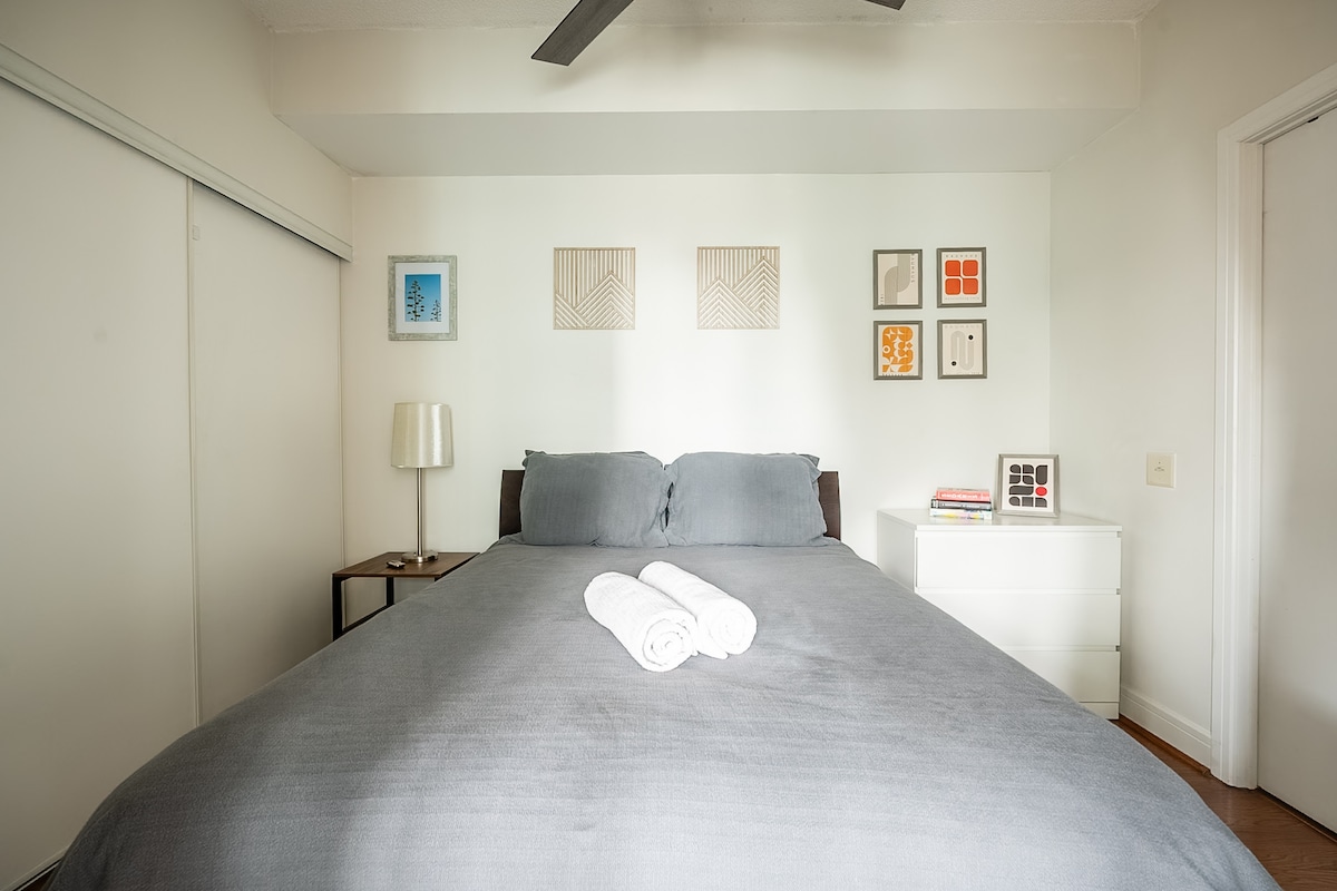 Კომფორტი შეესაბამება სტილს - ისიამოვნეთ მშვიდი ძილით დიზაინერული ჭერის ვენტილატორისა და კურირებული ხელოვნების ნიმუშების ქვეშ.