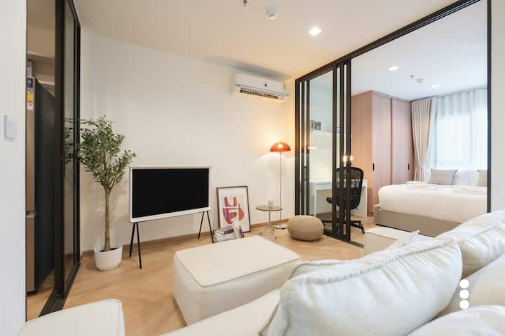 "סלון מודרני עם Wi-Fi מהיר, טלוויזיה חכמה עם נטפליקס וסידור נעים שמתאים לאינסטגרם – מושלם לעבודה, לצפייה מרובה או פשוט להירגע בסטייל."