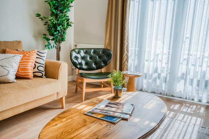 Haute ÉNergie: 2 Br 2 Ac 1 Bath W/ Balcony - Istanbul