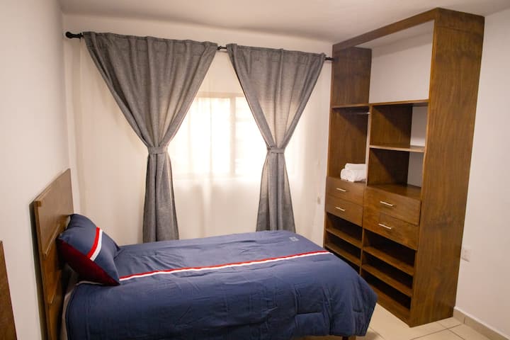 Dhomë gjumi me 2 krevate tek, dollap, tavolinë inteligjente,
Wifi