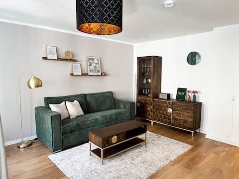 Top Airbnb: 2-bedroom apartment in the center - dream location + garage in Augsburg