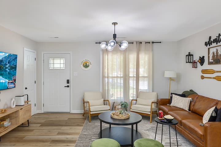 Luxe 3br Sleeps 6 | Backyard Oasis | Late Checkout - Charlotte, NC