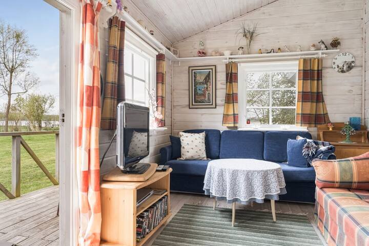 ห้องนั่งเล่นด้านนอกมีทีวีและเตียงโซฟา อยู่ติดกับเคบินหลัก สามารถรองรับผู้ใหญ่ได้ 2 คน