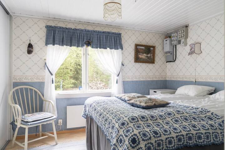 ห้องนอนหลักพร้อมเตียงคู่ เหมาะสำหรับผู้ใหญ่ 2 คน