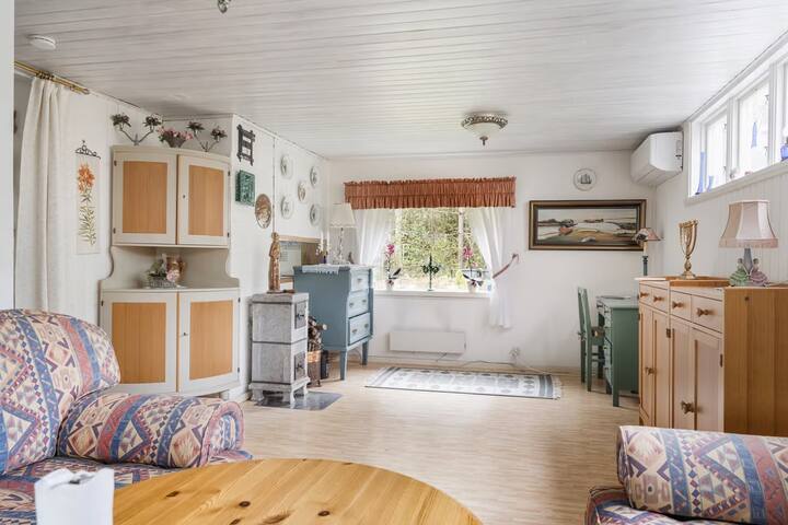 ห้องนั่งเล่นที่อบอุ่นพร้อมเตียงโซฟา 2 หลัง โต๊ะทำงาน เตียงโซฟาสามารถรองรับผู้ใหญ่ได้ 4 คน