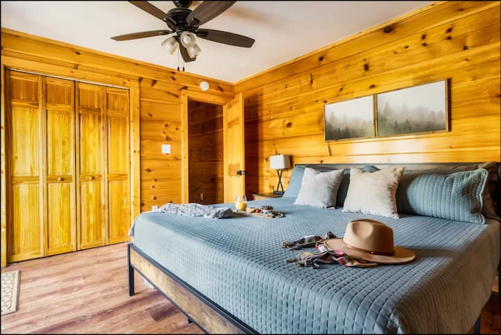 בחדר השינה הנוח הזה יש טלוויזיה וגם דלת למרפסת האחורית