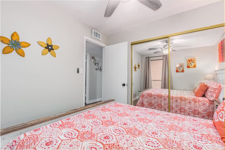 La chambre Queen Orange Guest dispose d'un très grand placard miroir.