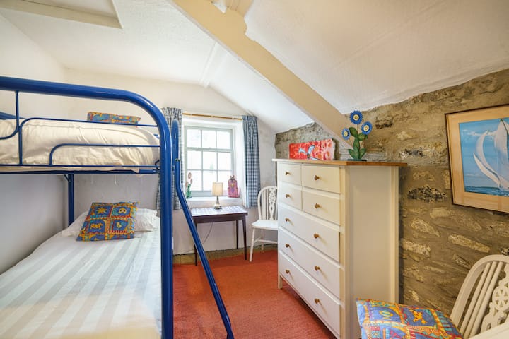 Dormitorio 3: la habitación con literas tiene vistas al muelle.