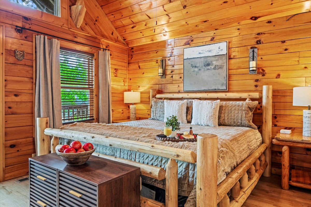 Bračni krevet smješten ispod visokih svodovitih stropova i rustikalnih drvenih greda. Smješteno tako da može uhvatiti jutarnje sunčevo svjetlo i pogled na planine.