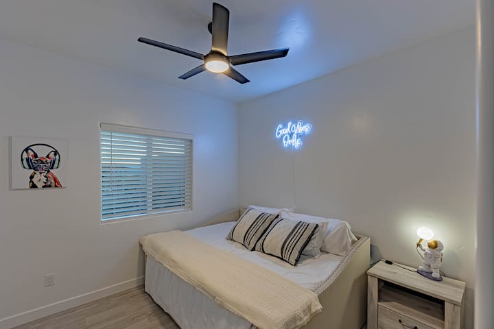 Dormitorio 3 con una cama tamaño queen y una cama nido doble, ideal para familias o grupos.