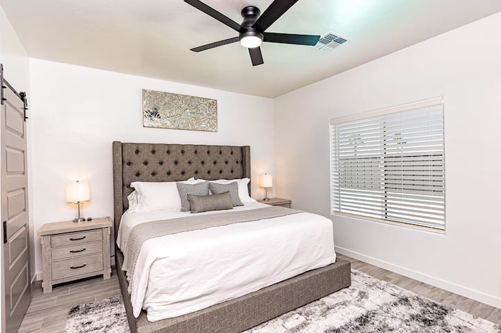 Amplio dormitorio 1 con una cama tamaño king y TV inteligente