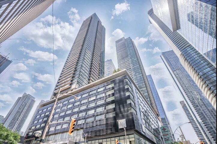 City-Chic 2BR Condo Steps to CN Tower & MTCC gallery image 5