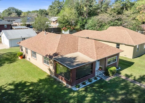 4Bedrooms-Sunroom/Fenced Outdoor Space/FullKitchen