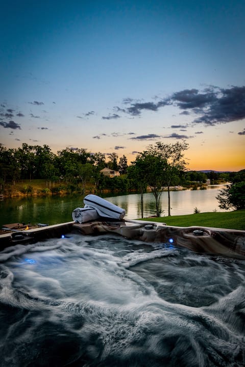 Epic Lakehouse! Mountain Views! Kayaks! Hot Tub!