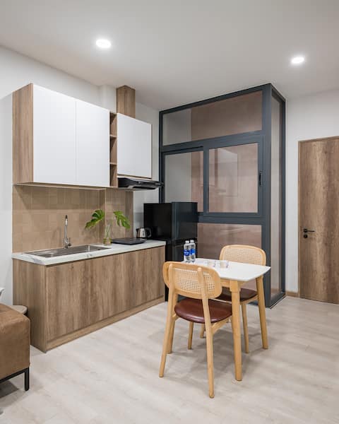 Chic & Cozy 2BR Near Airport