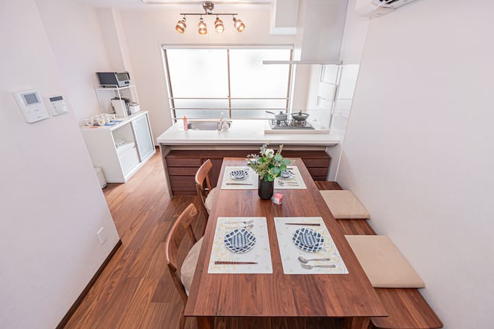 2〜3F上野駅徒歩10分、稲荷町駅徒歩4分、浅草まで徒歩10分、カッパ橋道具街まで徒歩6分、定員10