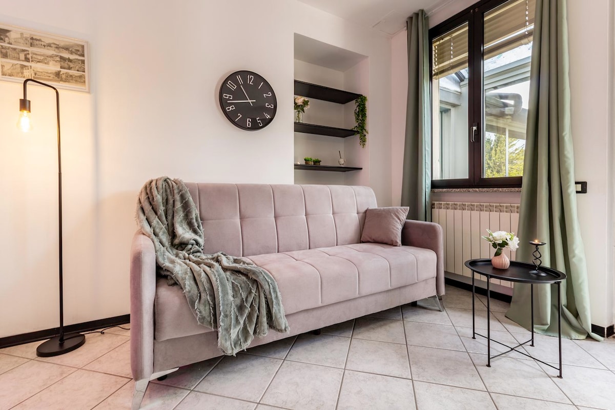 Дневната соба е идеална за споделување моменти на слатко безделничење на удобниот кауч, можеби гледајќи филм на телевизија.