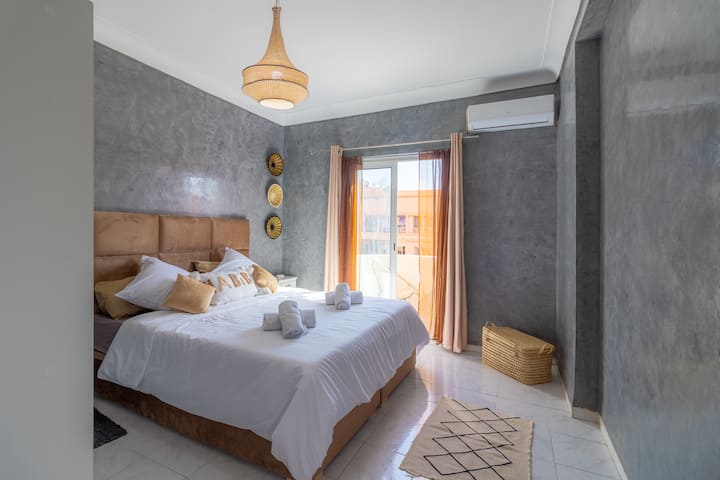 غرفة نوم هادئة مكيفة الهواء، مع سرير مزدوج مريح، مثالية لليالي الحلوة والمريحة، تغمرها الإضاءة الطبيعية كل صباح