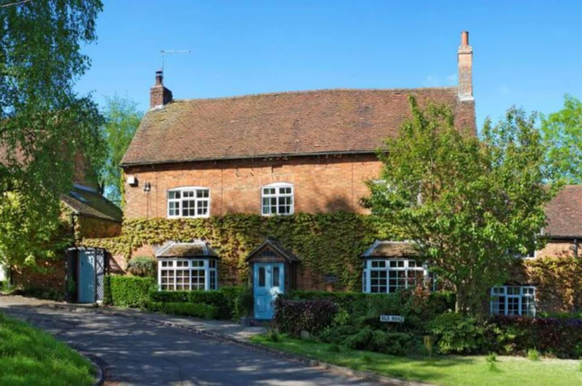 Corner House - Large country house next to marina