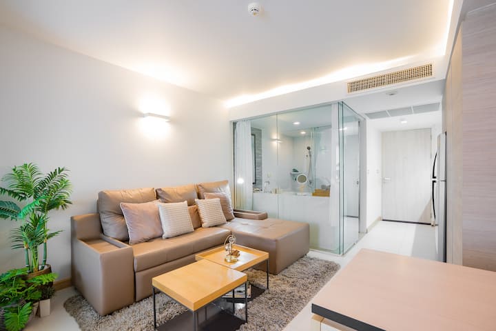 Შეაბიჯეთ ნათელ, ღია მისაღებ ოთახში, რომელიც განკუთვნილია როგორც კომფორტისთვის, ისე თანამედროვე კერძების გასართობად. Გარდა ამისა, გლუვი შუშის კედლებიანი სააბაზანო გთავაზობთ სპის მსგავს დასვენებას მინიმალისტური, თანამედროვე დიზაინით - იდეალურად შერწყმის სტილითა და ფუნქციით.