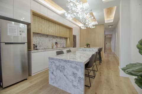 Amazing 5-Bedrooms Townhouse in a Paddington!