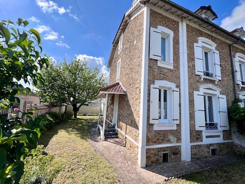 Comfortable house, 2 min direct access to train station, 27 min to Paris