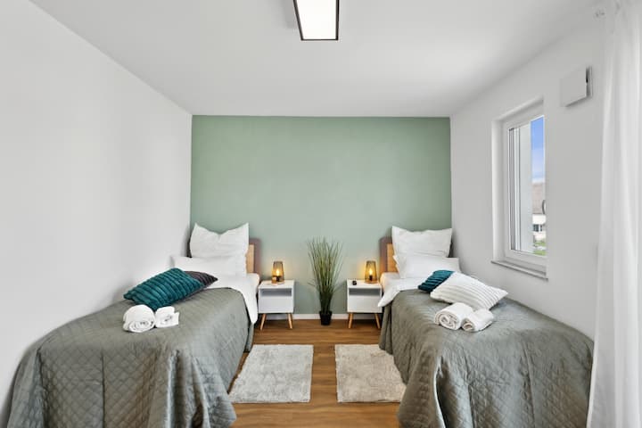 Spálňa je moderná, pohodlná a štýlovo navrhnutá. Ponúka vysokokvalitné posteľné pružiny, ktoré môžu byť na žiadosť hosťa použité ako dve samostatné lôžka (90 x 200) alebo ako manželská posteľ veľkosti king (180 x 200). 