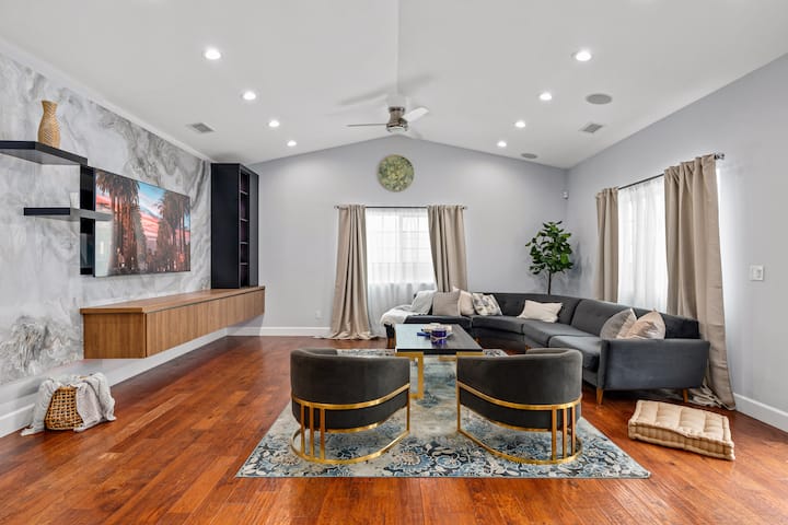 Luxury Home W/ Yard + Parking - San Fernando, CA