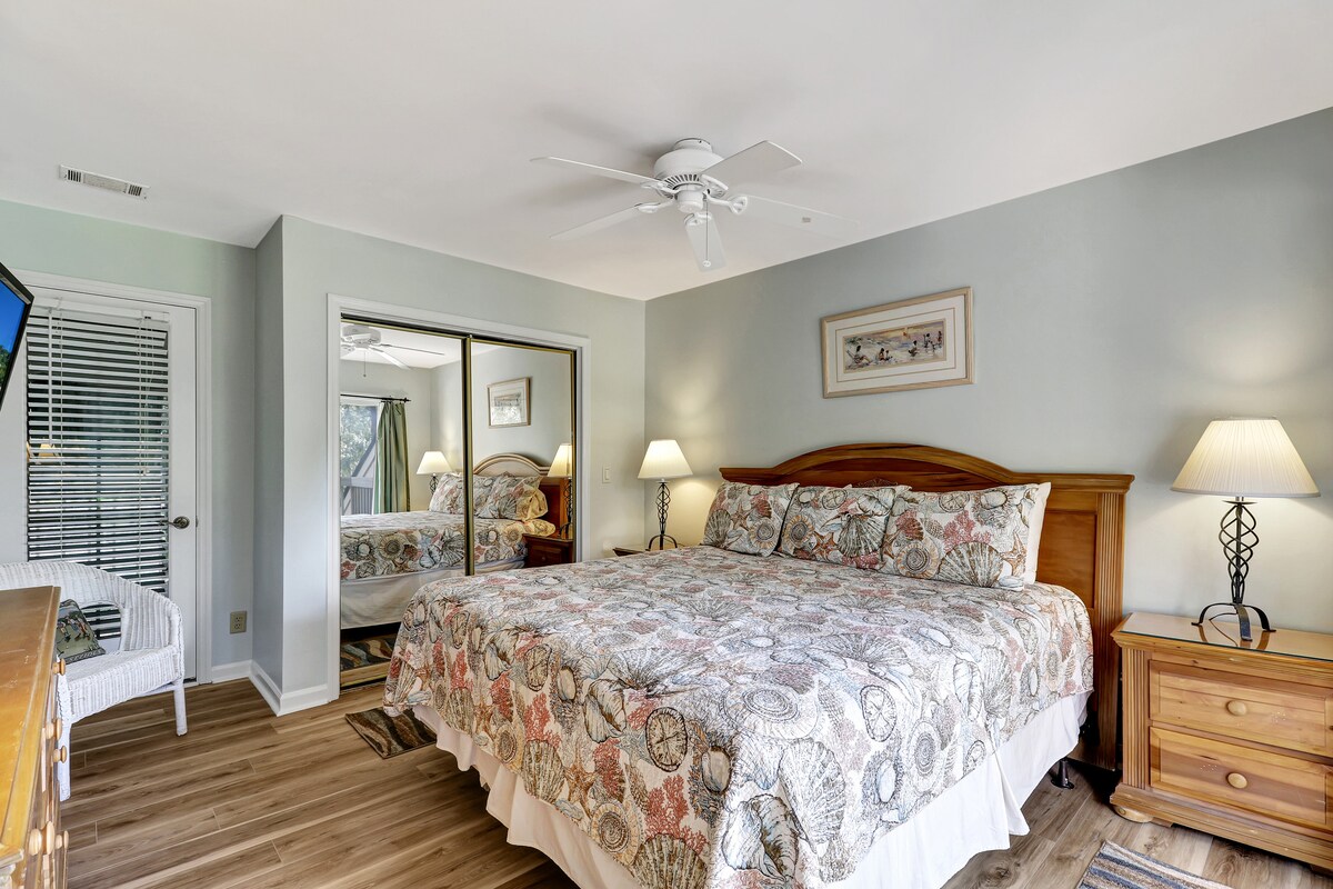 El dormitorio principal con cama tamaño king está ubicado en el segundo piso.