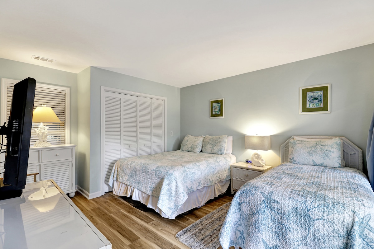 El dormitorio de invitados está en el nivel principal y tiene una cama tamaño queen y una cama individual. 