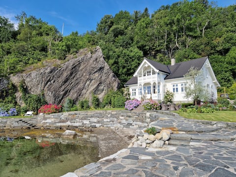 Elegant Hideaway by the Fjord–Views of Folgefonna