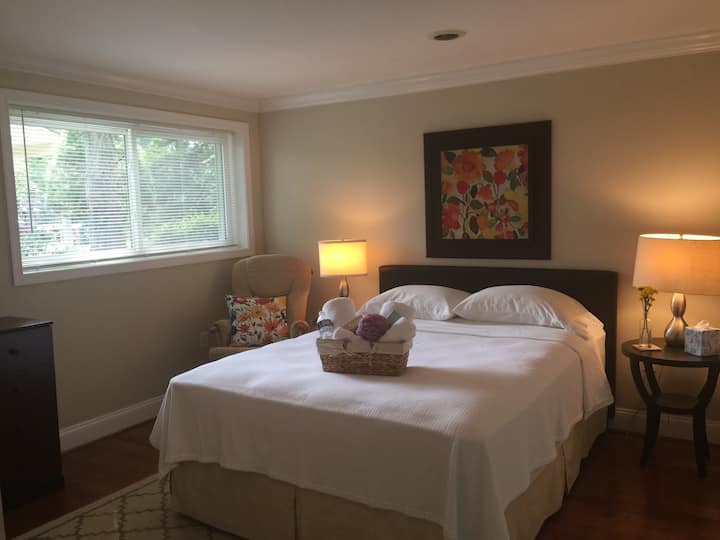 Საძინებელი №4 - შედით ამ კომფორტულ საწოლში, რომელიც გამოწყობილია ხრაშუნა თეთრი, 100% -იანი ბამბის თეთრეულით, რაც უზრუნველყოფს შესანიშნავ ძილს. Ამ ოთახს, ასევე, აქვს   კომოდი და კარადა, რომელიც ყველა ნივთს შეესაბამება.