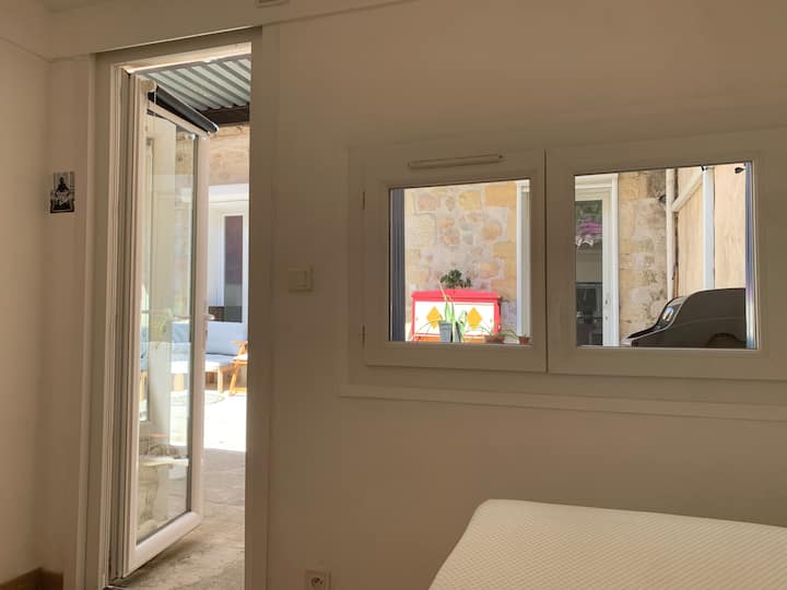 Desde la cama hacia el patio privado. 