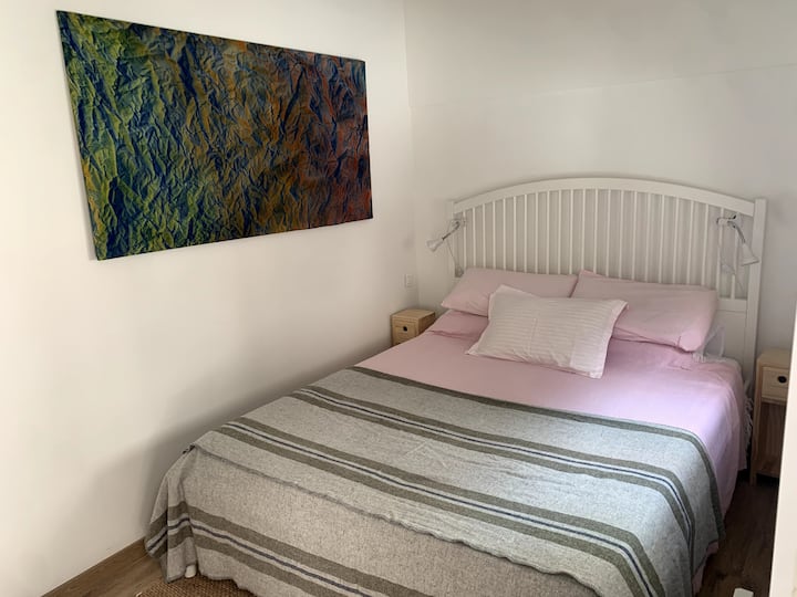 Cama de 160 cm x 200 cm para 2 adultos.