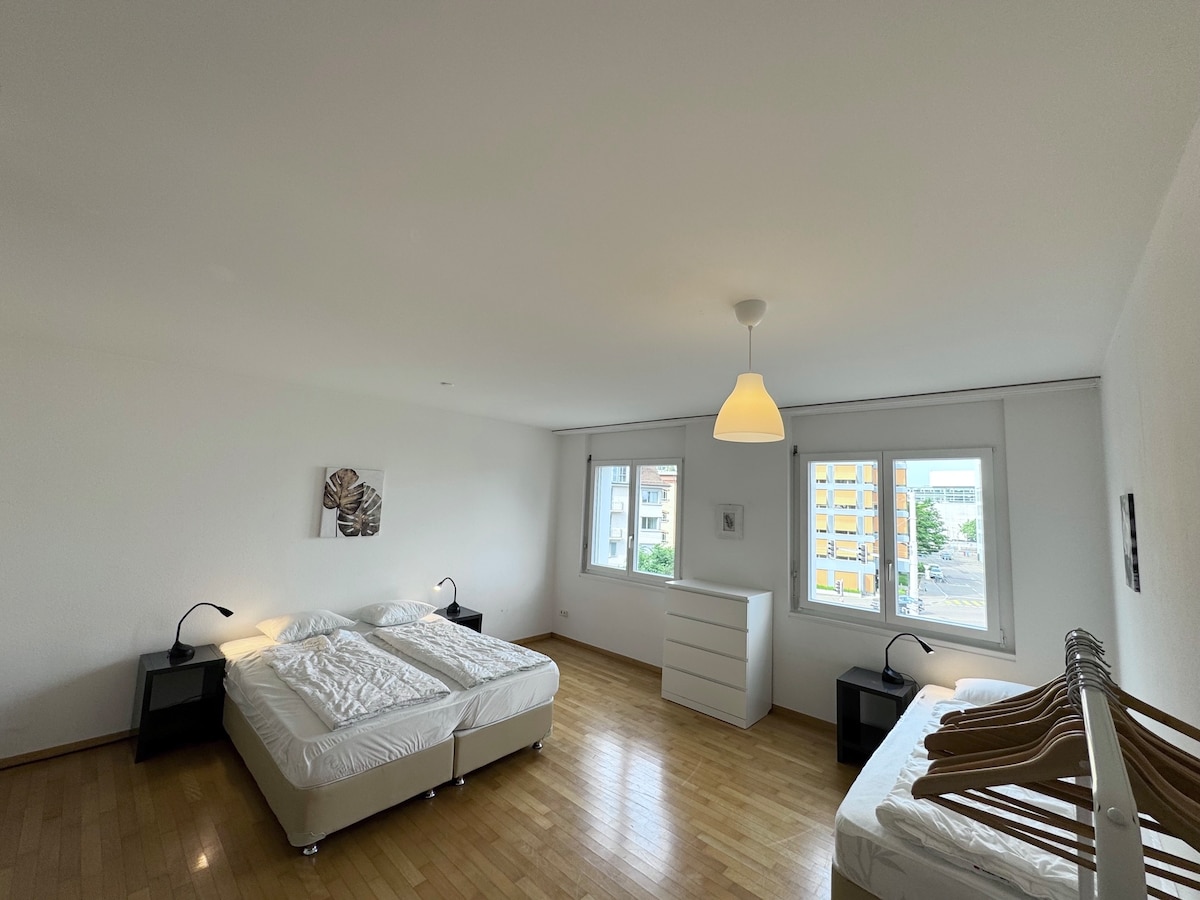 ห้องนอน 2 พร้อมเตียงคิงไซส์และเตียงเดี่ยว 2 หลัง