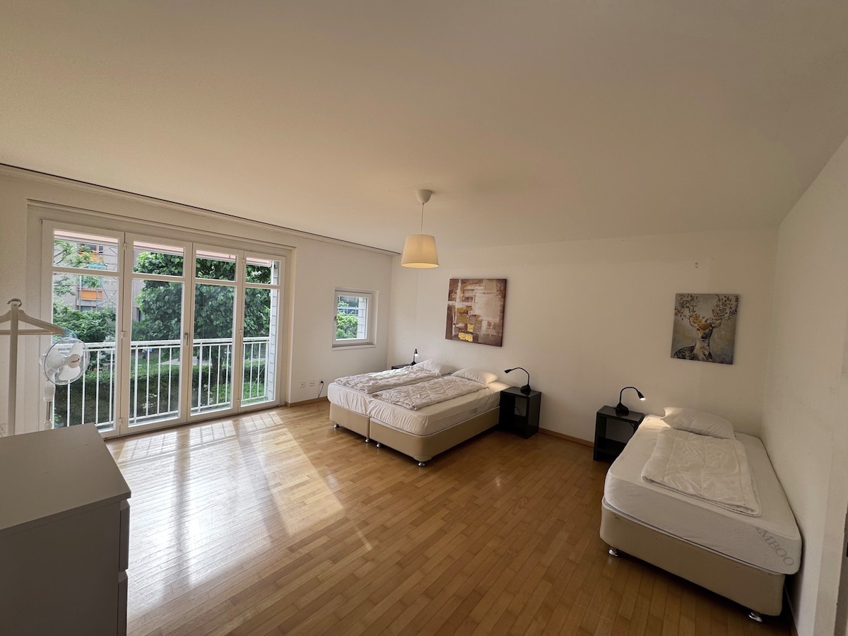 ห้องนอนที่ 1 พร้อมเตียงคิงไซส์ 1 หลังและเตียงเดี่ยว 1 หลัง