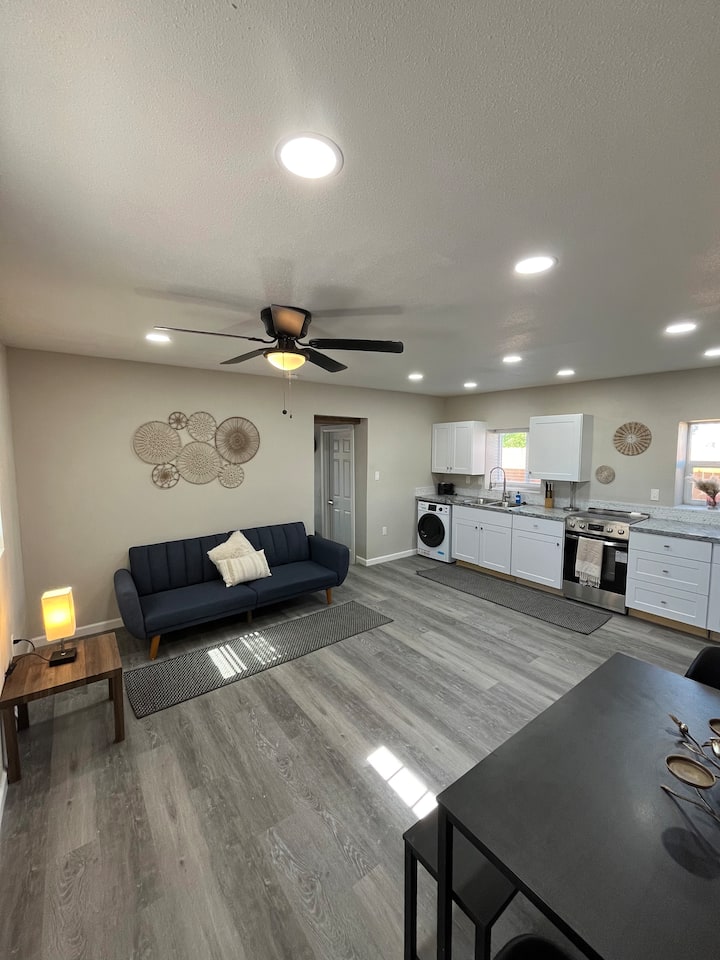 Sawmill District - Modern Apt Yard, King Bed, W/d - Albuquerque, NM