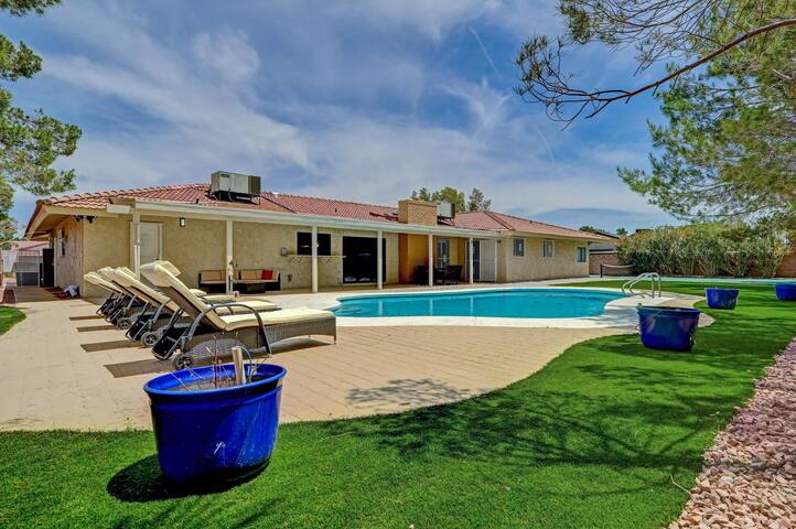 Elegance Escape: Mins to Strip, Stadium, Airport gallery image 3