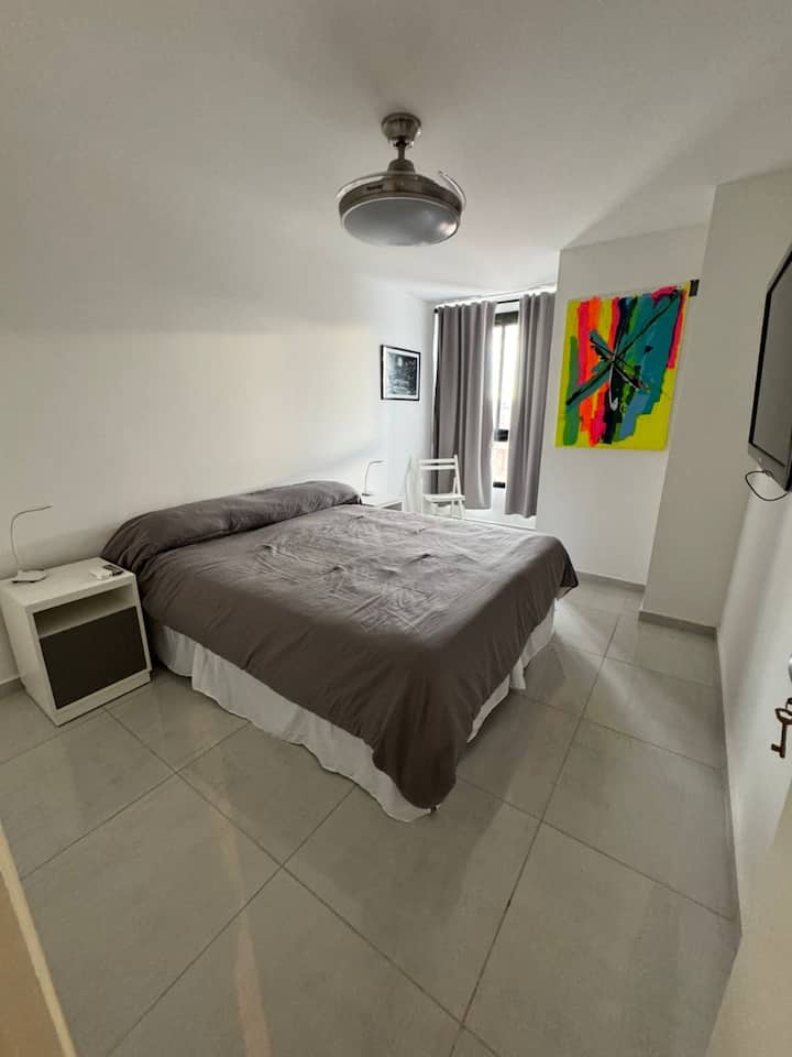 Habitación con una cómoda cama Queen o dos camas individuales, según tus necesidades.
Cuenta con mesa de luz, veladores, placard, enchufe para cargar celular, TV, ventilador de techo y cortina blackout que garantiza un descanso profundo.