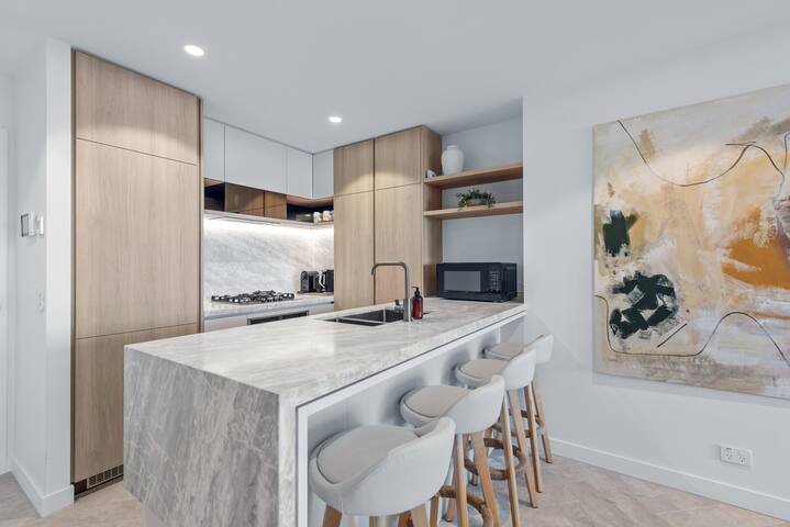 Queens Wharf~Modern 3BR w/ Stunning View & Parking gallery image 3