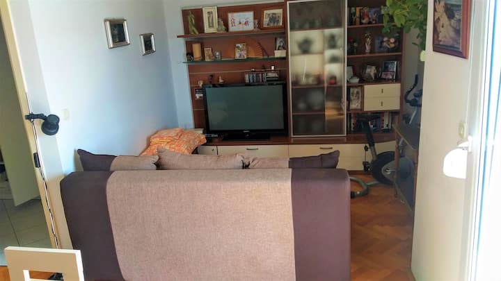 ห้องนั่งเล่น - มีโซฟาเบดทีวีและจักรยานออกกำลังกายสำหรับเครื่องเขียน