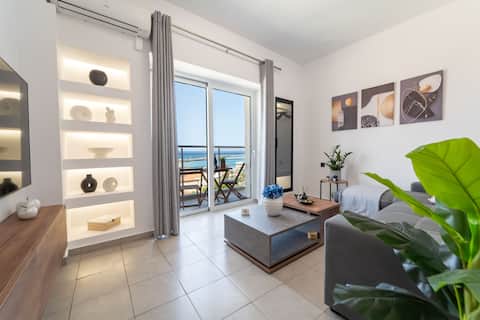 Aura Apartment with view in Venetian Port