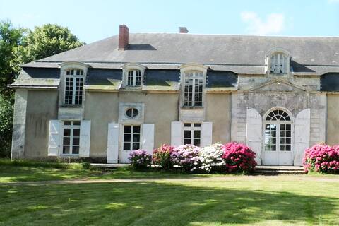 Aile de Logis Vendéen 11 pers. 20 km from the beaches.