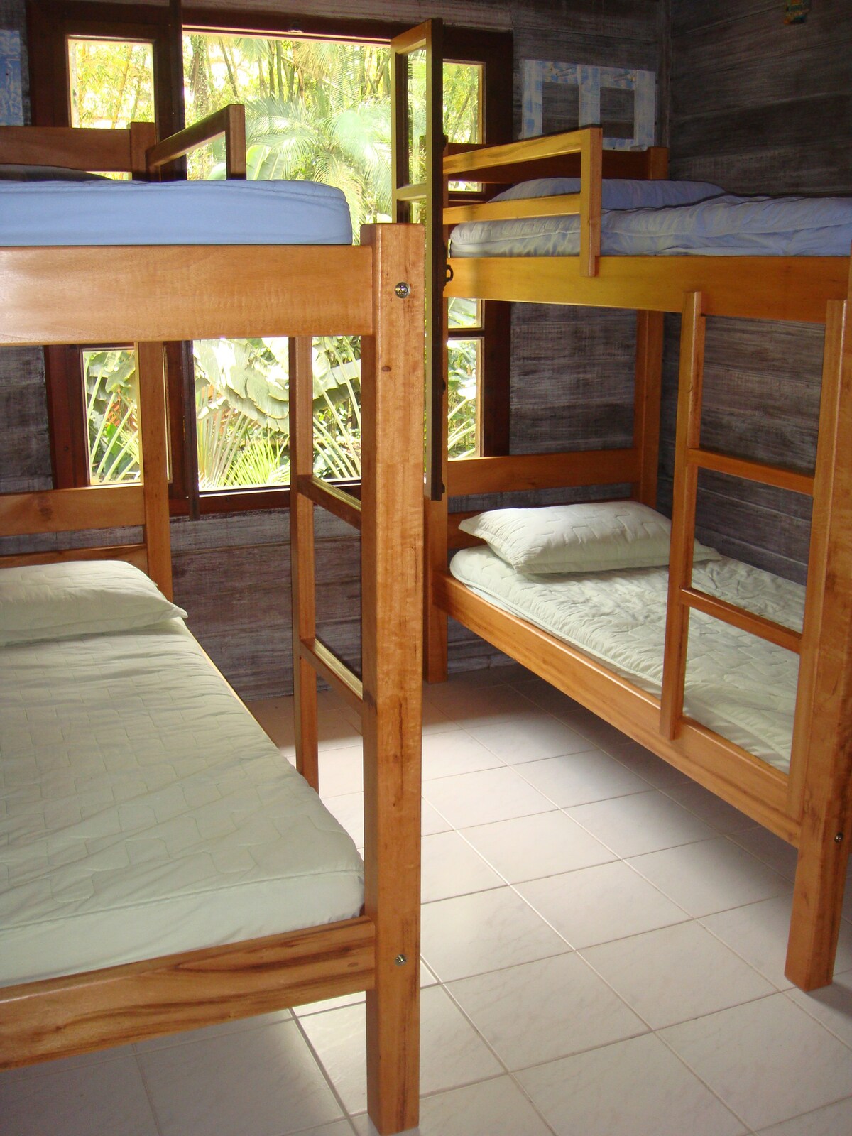 Kamer 5 met twee stapelbedden