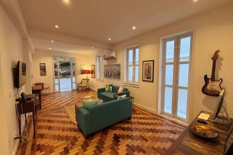 Successful Airbnb property: Steps to Leblon Beach in Rio in Leblon