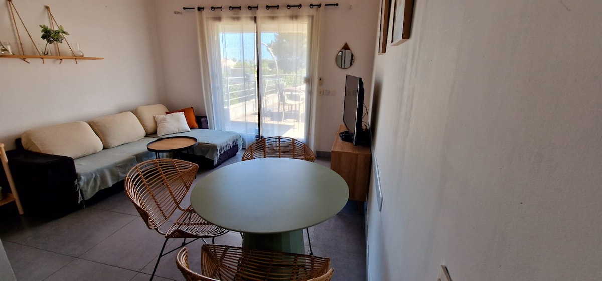 super knusse kamer met uitzicht op de tuin en designmeubels gemaakt in Italië