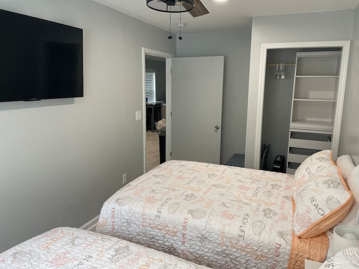 Druga spavaća soba, 2 bračna kreveta, ormar s ladicama, 50-inčni Roku TV i veliki stropni ventilator. 